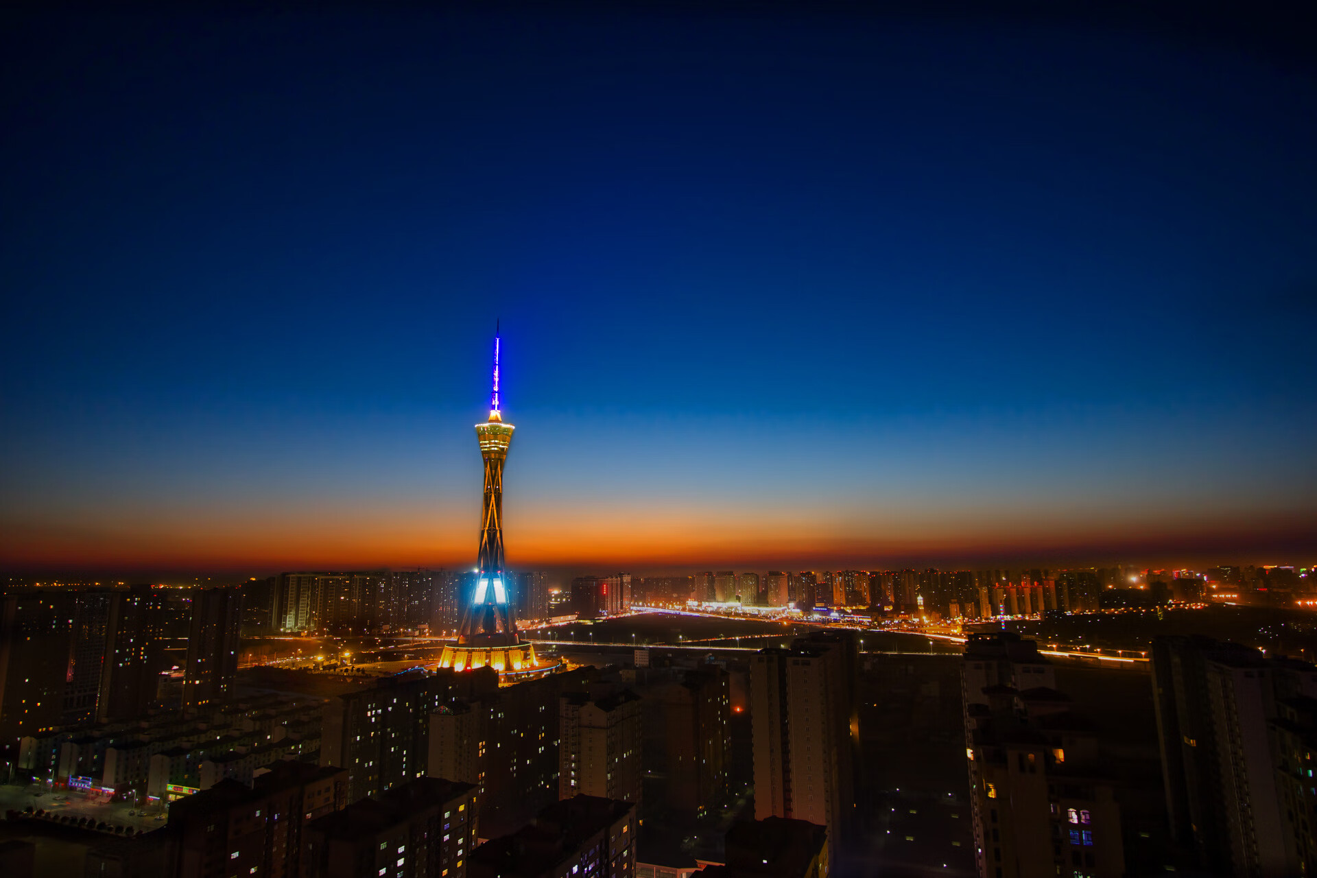 米兰体育APP-米兰双雄奋力争冠，意甲竞争日趋激烈